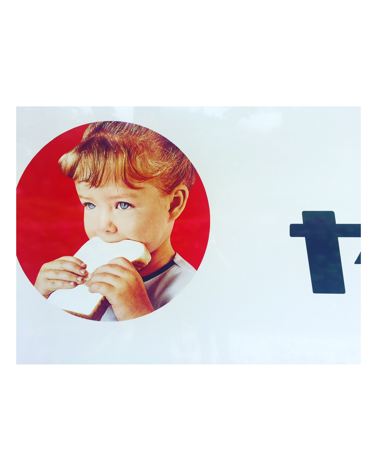 パンを食べている子供。山崎パンのマーク