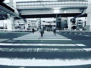 交差点を歩くおじさんがモノクロで描画されています